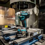 Llave de Impacto Inal. Makita DTW302RTJ Toma 3/8, Inc. Carg y 2 Bat 5AH - Imagen 7